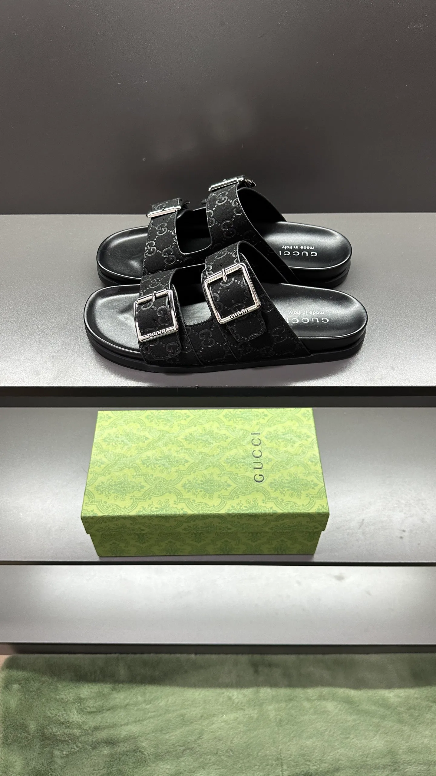 [G Home New Style] P: 320💰Men's size 39~45, (46. Customized) This slipper is made of GG polyester fiber and is decorated with a Gucci label on the front, which adds a striking logo feel to the style. "Gucci Made in Italy" stamped label Rubber sole Flat Made in Italy